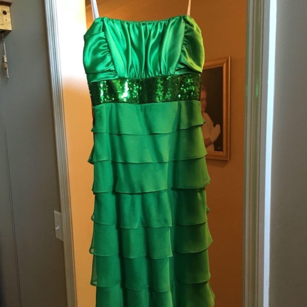 Green Ruffle Formal Gown size 9/10 NWT